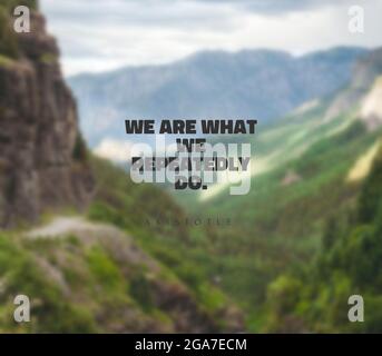 Citation inspirante d'Aristote. Nous sommes ce que nous faisons à maintes reprises. Photo de haute qualité Banque D'Images