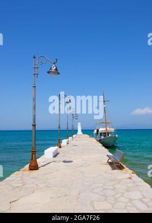 Jetée dans la mer Egée, Pefkohori, Kassandra, Chalkidiki, Halkidiki, Grèce Banque D'Images