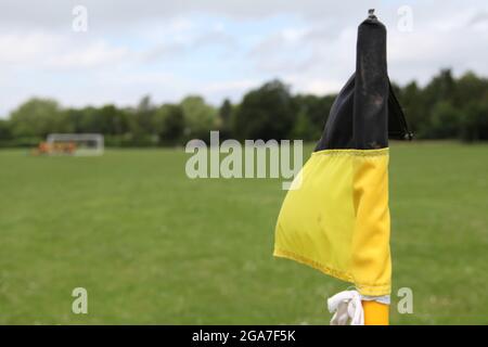 Gros plan de football de coin poteau drapeau sur le terrain de pied, noir et jaune, Ashtead, Surrey, Angleterre,Royaume-Uni, juillet 2021 Banque D'Images