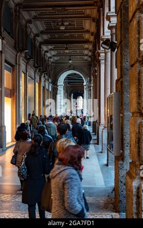 Un portique typique du centre de Bologne près de la Piazza Maggiore a déclaré un patrimoine de l'UNESCO Banque D'Images