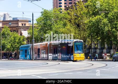 Adélaïde, Australie méridionale - 20 décembre 2014 : tramway public passant par l'intersection de deux rues principales du centre-ville d'Adélaïde. Banque D'Images