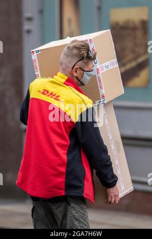 Livraison de colis DHL à Preston, Lancashire, Royaume-Uni Banque D'Images