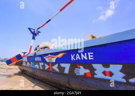 Bateau en bois traditionnel de style ghanéen sur la plage Banque D'Images