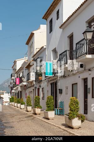 Rues étroites avec des maisons blanches dans la vieille ville d'Altea, Espagne Banque D'Images
