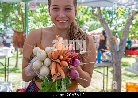 Albuquerque, Nouveau-Mexique - le marché des producteurs du centre-ville, tenu le samedi à Robinson Park. Les légumes sont en vente au stand de Los Jardines de Moktez Banque D'Images