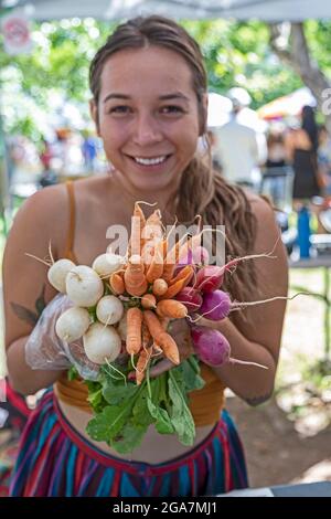 Albuquerque, Nouveau-Mexique - le marché des producteurs du centre-ville, tenu le samedi à Robinson Park. Les légumes sont en vente au stand de Los Jardines de Moktez Banque D'Images