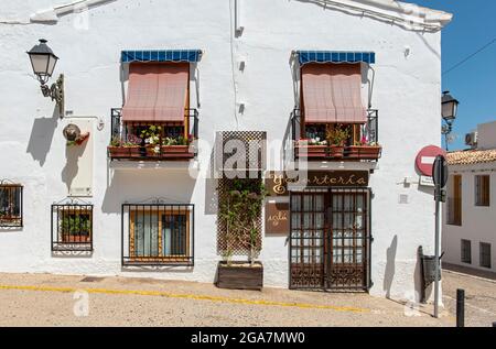 Rues étroites avec des maisons blanches dans la vieille ville d'Altea, Espagne Banque D'Images