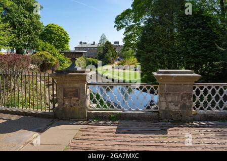 Ruisseau traversant le parc à Buxton Pavilion Gardens, Derbyshire, Angleterre. Banque D'Images