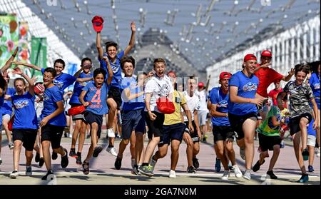 Les jeunes garçons et les jeunes filles célèbrent lors d'un camp d'été sportif, à Milan. Banque D'Images