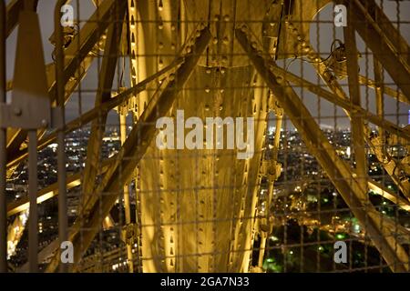 Tuyaux en fer, en acier et en cuivre de la célèbre Tour Eiffel vus de nuit, à Paris. Banque D'Images