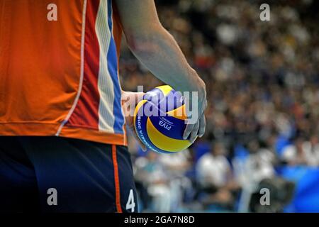 Gros plan les mains du joueur de volley-ball tenant le ballon, pendant le Championnat du monde hommes de volley-ball 2018, Italie contre pays-Bas, à Milan. Banque D'Images