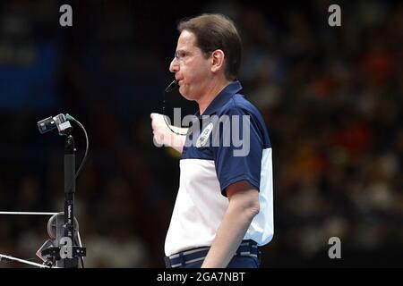 Volley-ball arbitre action pendant le championnat du monde de volley-ball masculin 2018, Italie contre pays-Bas, à Milan. Banque D'Images