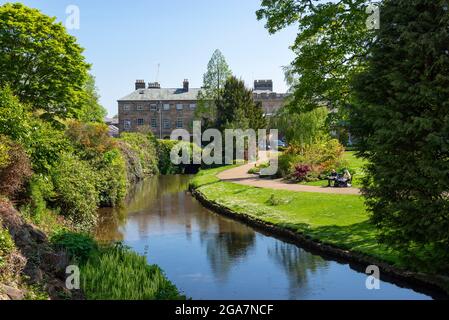 Ruisseau traversant le parc à Buxton Pavilion Gardens, Derbyshire, Angleterre. Banque D'Images