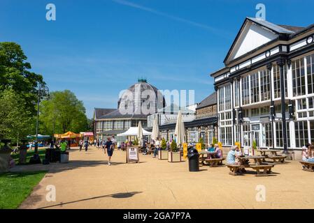 Une journée d'été très chargée dans les jardins Buxton Pavilion, dans le Derbyshire, en Angleterre. Banque D'Images