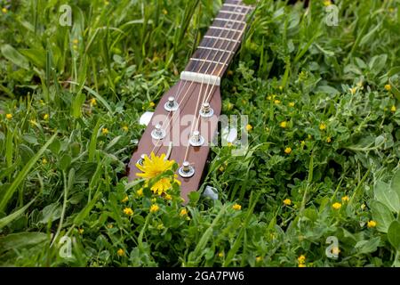 guitare acoustique située dans l'herbe verte sur le fond de la mer. romantique musique concept sonore sur la plage Banque D'Images