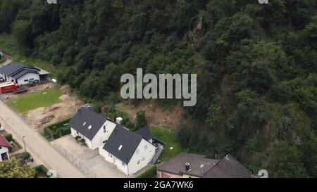 29 juillet 2021, Rhénanie-Palatinat, Ahrbrück : dans une vallée latérale de la rivière Ahr, une roche d'environ 500 tonnes menace de tomber sur des maisons déjà touchées par l'inondation. Photo: Thomas Frey/dpa Banque D'Images