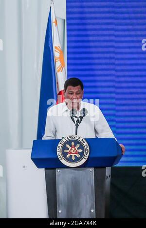 Makati, Philippines. 29 juillet 2021. Le président philippin Rodrigo Duterte prend la parole lors de l'inauguration du pont Estrella-Pantaleon (EP), financé par la Chine, à Makati City, aux Philippines, le 29 juillet 2021. Le pont EP au-dessus de la rivière Pasig est un pont de poutres en béton à deux voies et quatre voies en forme de V qui relie les villes de Makati et Mandaluyong, deux grandes villes de la région métropolitaine de Manille. On estime que 50,000 véhicules passent par le pont par jour. Crédit: Rouelle Umali/Xinhua/Alamy Live News Banque D'Images