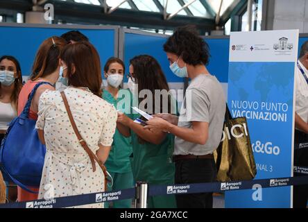 Rome, Italie. 29 juillet 2021. Les passagers attendent de recevoir le vaccin COVID-19 à l'aéroport Fiumicino de Rome, Italie, le 29 juillet 2021. Les passagers peuvent se faire vacciner après avoir montré leurs billets d'avion dans un point de vaccination COVID-19 récemment ouvert à l'aéroport de Fiumicino. Crédit: Alberto Lingria/Xinhua/Alay Live News Banque D'Images