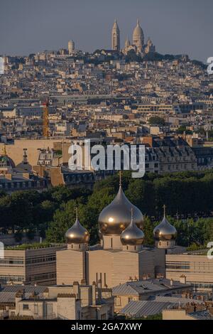 Paris, France - 07 22 2021 : Tour Eiffel : vue sur la Cathédrale de la Sainte Trinité et le quartier de Montmartre au coucher du soleil à Paris Banque D'Images