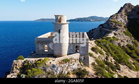 Vue aérienne du phare abandonné sur le cap de Punta Grossa, à l'est de l'île d'Ibiza, dans les îles Baléares, en Espagne Banque D'Images