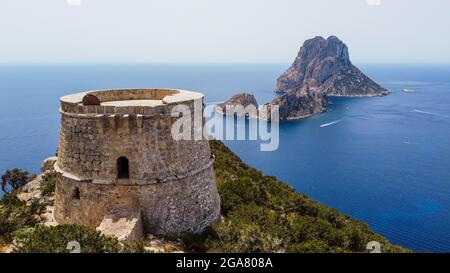 Vue aérienne de la Torre des Savinar, à l'extrémité ouest de l'île d'Ibiza dans les îles Baléares, Espagne - Tour médiévale fortifiée Banque D'Images