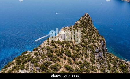 Vue aérienne de la Torre des Savinar, à l'extrémité ouest de l'île d'Ibiza dans les îles Baléares, Espagne - Tour médiévale fortifiée Banque D'Images