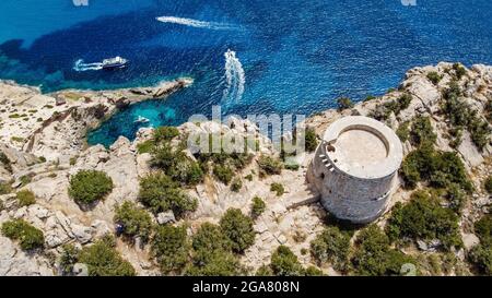 Vue aérienne de la Torre des Savinar, à l'extrémité ouest de l'île d'Ibiza dans les îles Baléares, Espagne - Tour médiévale fortifiée Banque D'Images