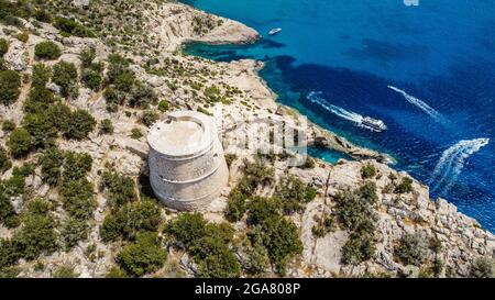 Vue aérienne de la Torre des Savinar, à l'extrémité ouest de l'île d'Ibiza dans les îles Baléares, Espagne - Tour médiévale fortifiée Banque D'Images