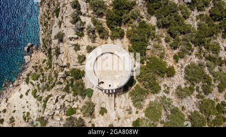 Vue aérienne de la Torre des Savinar, à l'extrémité ouest de l'île d'Ibiza dans les îles Baléares, Espagne - Tour médiévale fortifiée Banque D'Images