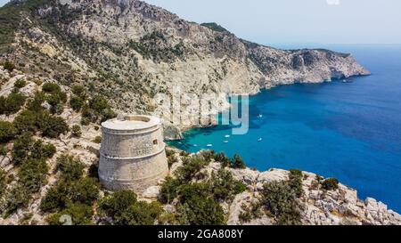 Vue aérienne de la Torre des Savinar, à l'extrémité ouest de l'île d'Ibiza dans les îles Baléares, Espagne - Tour médiévale fortifiée Banque D'Images