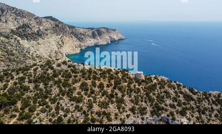 Vue aérienne de la Torre des Savinar, à l'extrémité ouest de l'île d'Ibiza dans les îles Baléares, Espagne - Tour médiévale fortifiée Banque D'Images