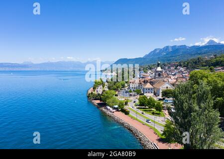 Vue aérienne d'Evian (Evian-les-bains) en haute-Savoie en France Banque D'Images