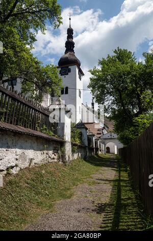 Rue étroite menant à l'église de Spania Dolina, vieux village minier, Slovaquie Banque D'Images