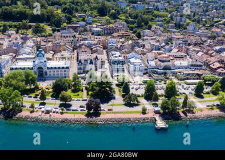 Vue aérienne d'Evian (Evian-les-bains) en haute-Savoie en France Banque D'Images