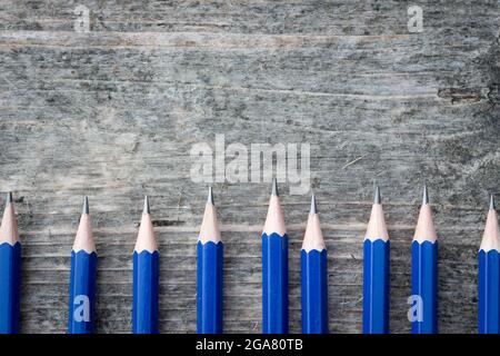 Bordure de crayons bleus sur fond de bois rustiques et abîmé avec espace de copie Banque D'Images