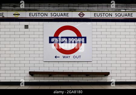 27 juillet 2021 - Londres, Royaume-Uni : panneau de la station de métro Euston Square Banque D'Images