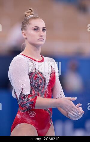 25 juillet 2021 : Liliia Akhaimova du Comité olympique russe (ROC) craie pendant la qualification des femmes aux Jeux Olympiques de Tokyo 2020 au Centre de gymnastique Ariake de Tokyo, Japon. Daniel Lea/CSM} Banque D'Images