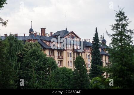 HIGH TATRAS, SLOVAQUIE - JUL 9 2021: Grand hôtel dans la station populaire Stary Smokovec à High Tatras, Slovaquie Banque D'Images