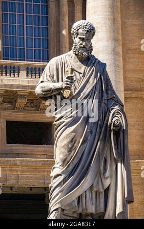 Statue de Saint-Pierre tenant la clé du ciel au Vatican. Statue telle que réalisée par Giuseppe de Fabros à 1840. Banque D'Images