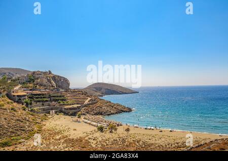 Vue sur la plage de Marmari, située dans la préfecture de Mani, dans le sud de la Grèce. Banque D'Images