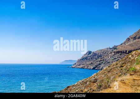 Vue sur le bord de mer près de la plage de Marmari, située dans la préfecture de Mani, dans le sud de la Grèce. Banque D'Images