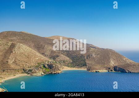 Vue sur la plage de Marmari, située dans la préfecture de Mani, dans le sud de la Grèce. Banque D'Images