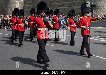 Windsor, Royaume-Uni. 29 juillet 2021. La vieille garde du 1er Bataillon Grenadier Guards quitte le château de Windsor à la suite de la cérémonie de la relève de la garde. La cérémonie, également connue sous le nom de montage de la Garde, a été rétablie le 22 juillet pour la première fois depuis le début de la pandémie Covid-19 en mars 2020. Crédit : Mark Kerrison/Alamy Live News Banque D'Images