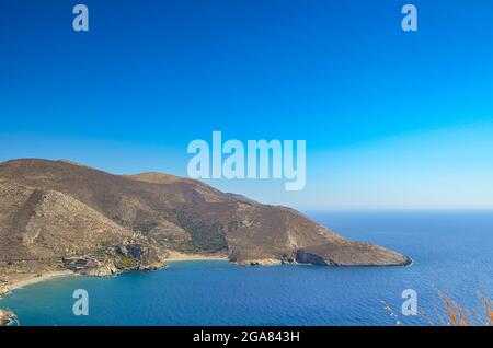 Vue sur la plage de Marmari, située dans la préfecture de Mani, dans le sud de la Grèce. Banque D'Images