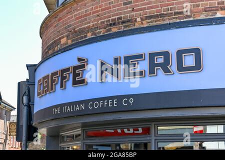 Chester, Cheshire, Angleterre - juillet 2021 : panneau à l'extérieur d'une branche de Caffe Nero Banque D'Images