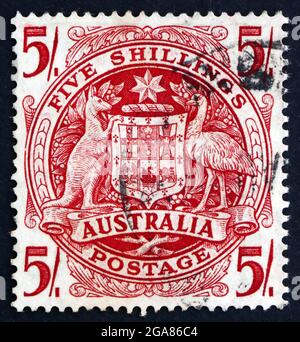 AUSTRALIE - VERS 1953 : un timbre imprimé en Australie montre Arms of Australia, vers 1953 Banque D'Images