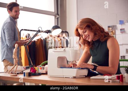 Étudiants ou propriétaires d'entreprise de sexe masculin et féminin travaillant ensemble dans Fashion Studio Banque D'Images