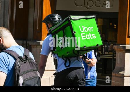 Chester, Cheshire, Angleterre - juillet 2021 : cycliste avec un conteneur isolé sur son dos, livrant des plats à emporter pour Uber Eats Banque D'Images