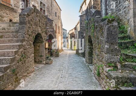 Rue dans la ville médiévale fortifiée de la Couvertoirade, Causse du Larzac, commune en Aveyron, région des Causses, Occitanie, France Banque D'Images