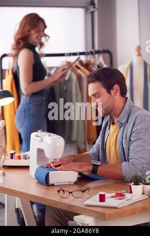 Étudiants ou propriétaires d'entreprise de sexe masculin et féminin travaillant ensemble dans Fashion Studio Banque D'Images